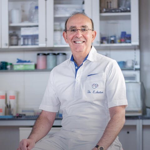 Eduardo Anitua: 'Si la salud dental fuera gratis, la gente iría a la sanidad pública a que le lavaran los dientes' Eduardo Anitua: 'Si la salud dental fuera gratis, la gente iría a la sanidad pública a que le lavaran los dientes'